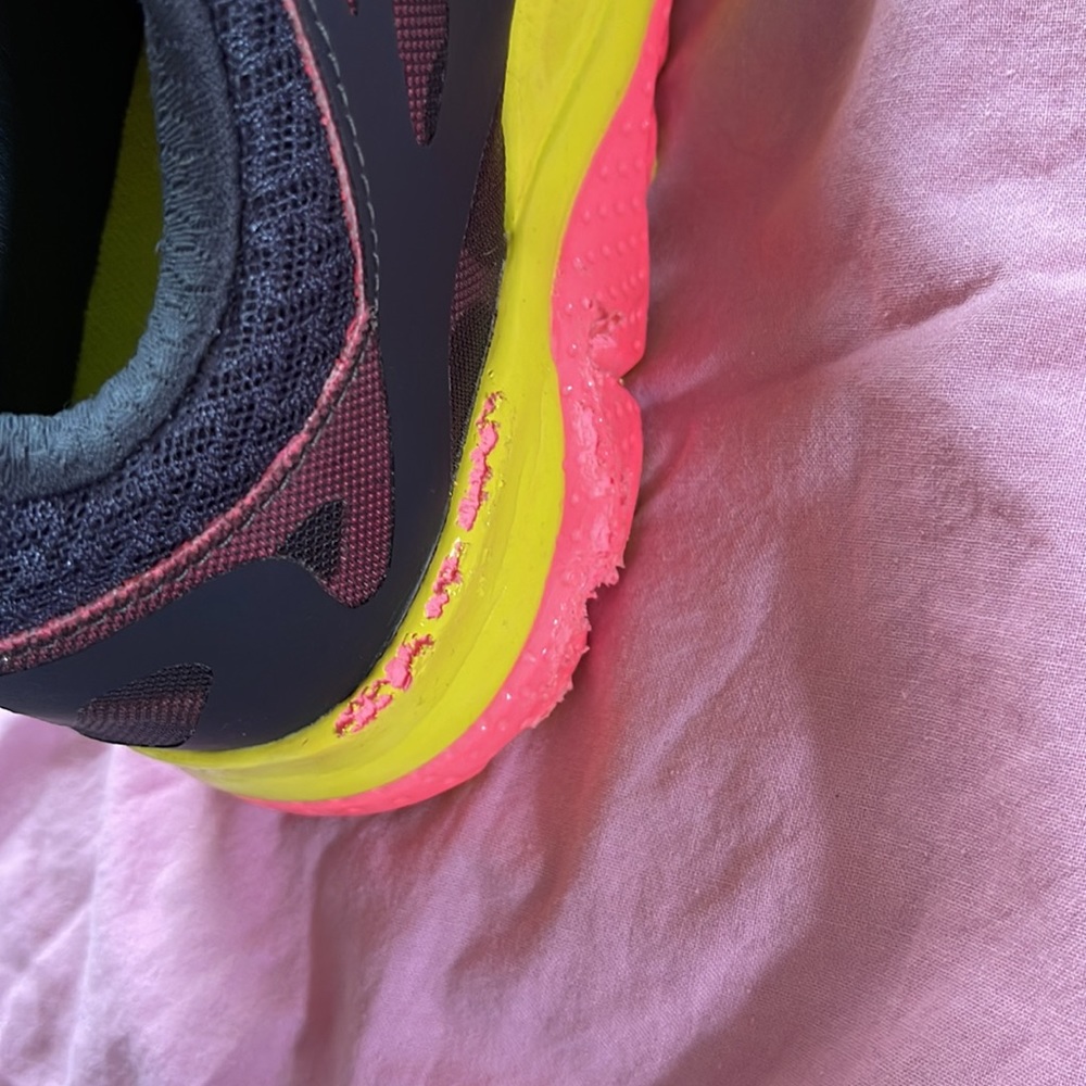 Size 10 under armour womens sneakers in excellent condition! - Picture 6 of 6